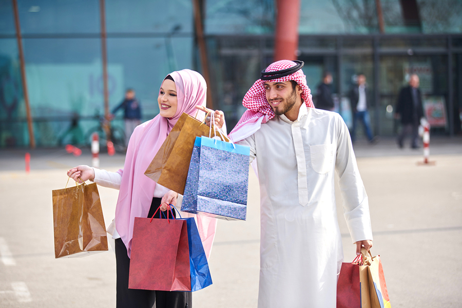 Man and woman with shopping bags